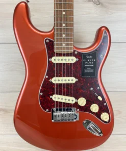 Gitara elektryczna Fender Player Plus Stratocaster w kolorze Aged Cukierkowe Jabłko Czerwone